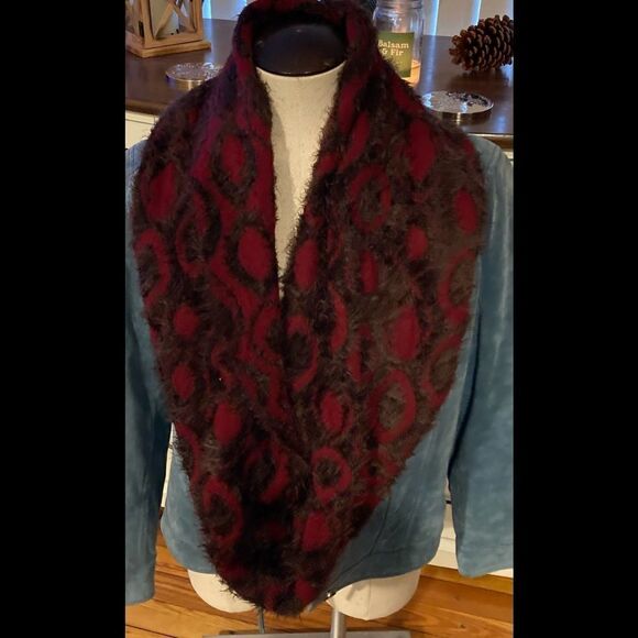 Red and black Scarf - Picture 4 of 4